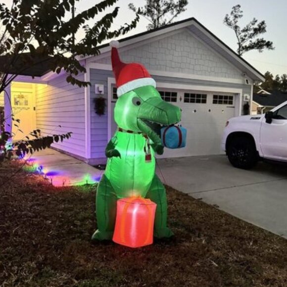 🆕7FT Christmas Inflatable Giant Dinosaur Holding Gift Boxes Outdoor Decoration - Picture 2 of 9